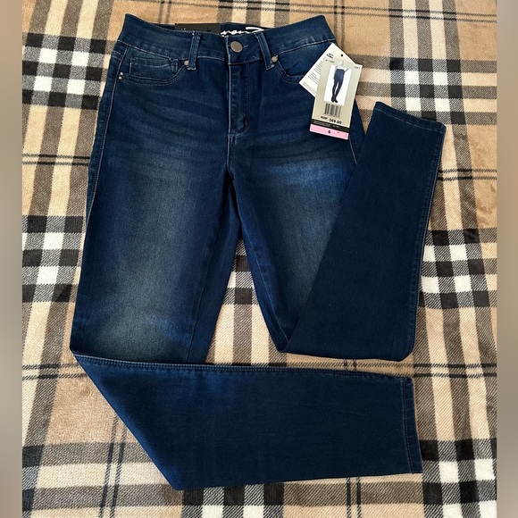 Seven7 Denim - NEW WOMEN’S SEVEN7 SKINNY FIT JEANS - SIZE 6 - SUPER SOFT BODY CONTOURING